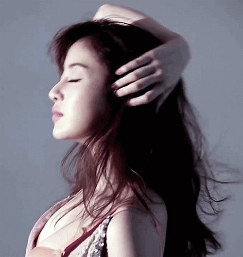 강소라, 란제리 화보 영상속 노출 사고? '가슴에..'