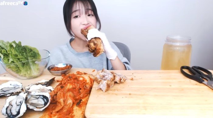 은퇴 번복' 쯔양, 2,5Kg 통수육 먹방 재현...구독자들 우려 쏟아진 이유