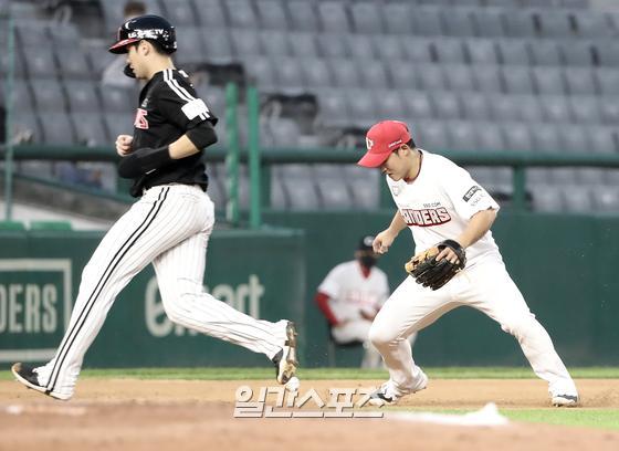 포토]김찬형, 추가실점 빌미 제공한 실책