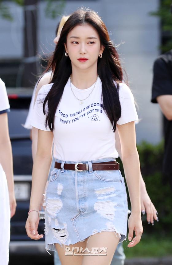 포토] 스테이씨 수민, '카리스마 넘치는 등장'