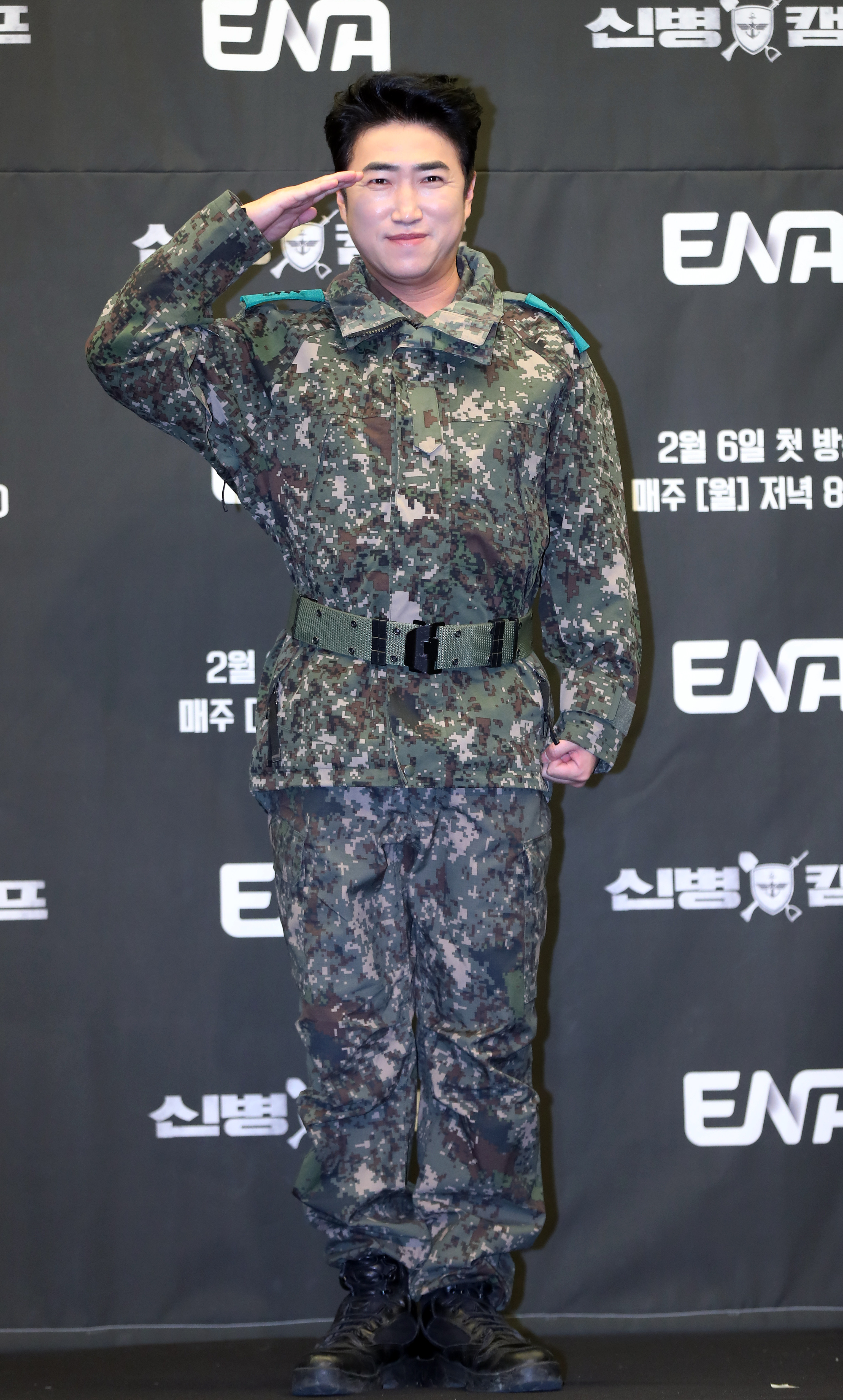 포토]장동민, 중대장의 멋진 경례 - 일간스포츠