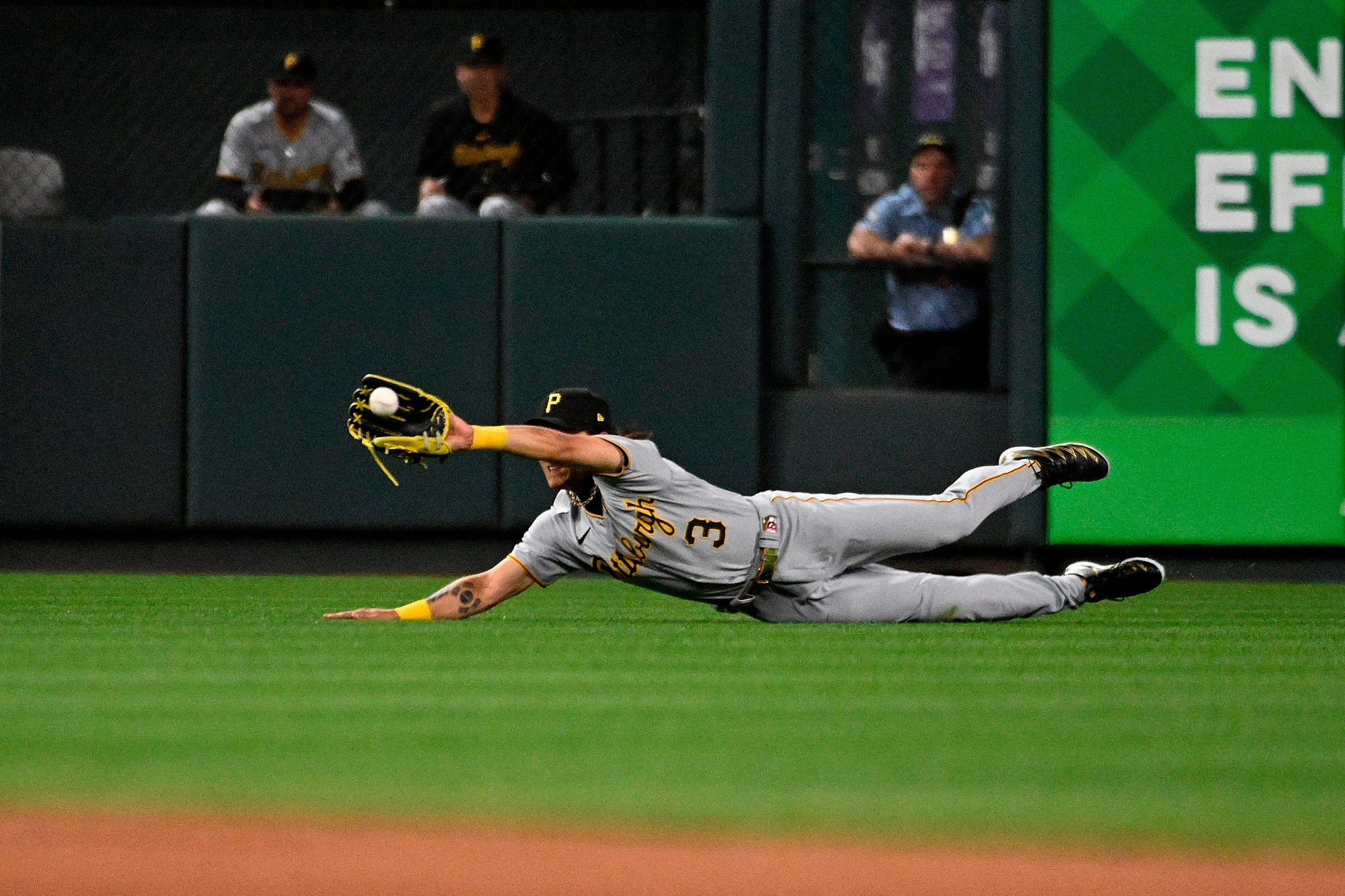 점프 캐치, 다이빙 캐치…배지환 공수에서 펄펄 날다 - 일간스포츠