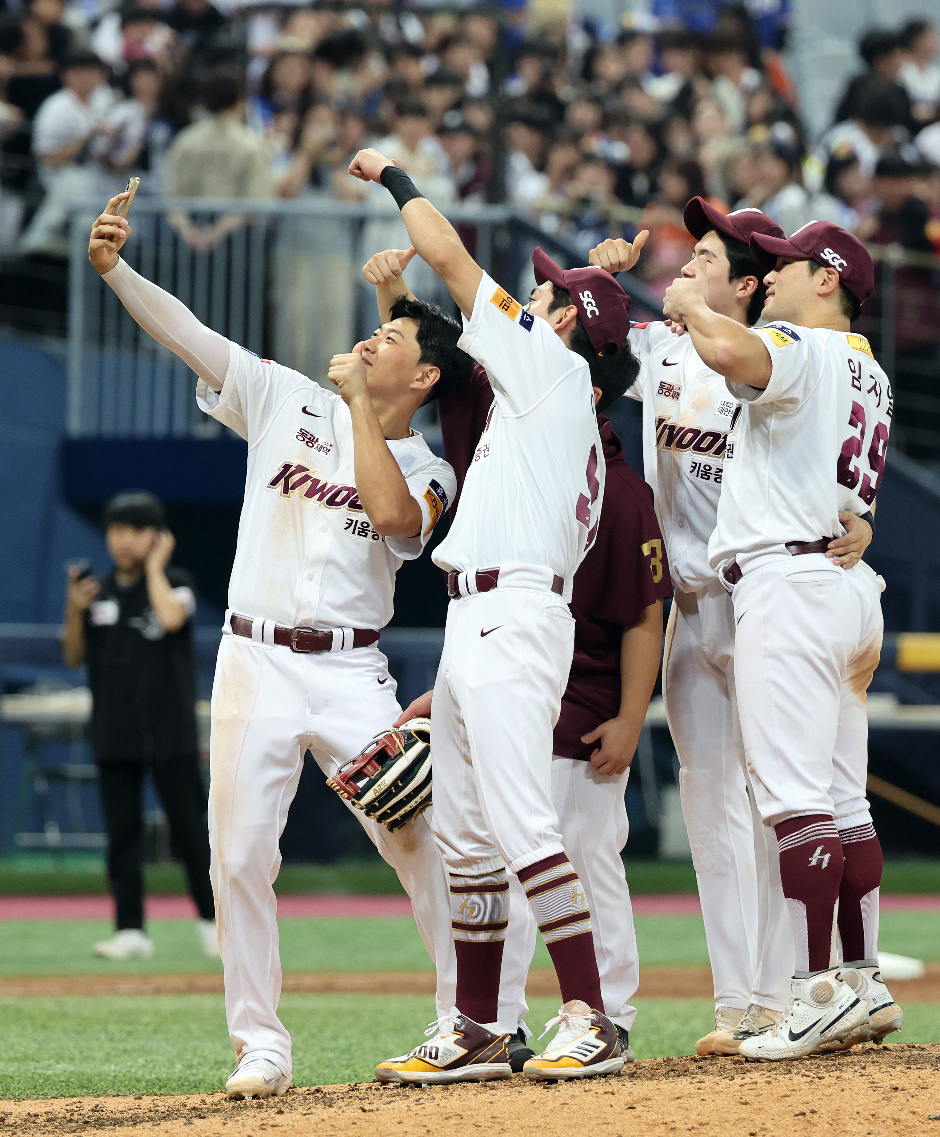 IS 포커스] 전방향 목례+12구 승부+마운드 셀피...이정후, 여운 남긴 홈 고별전 - 일간스포츠