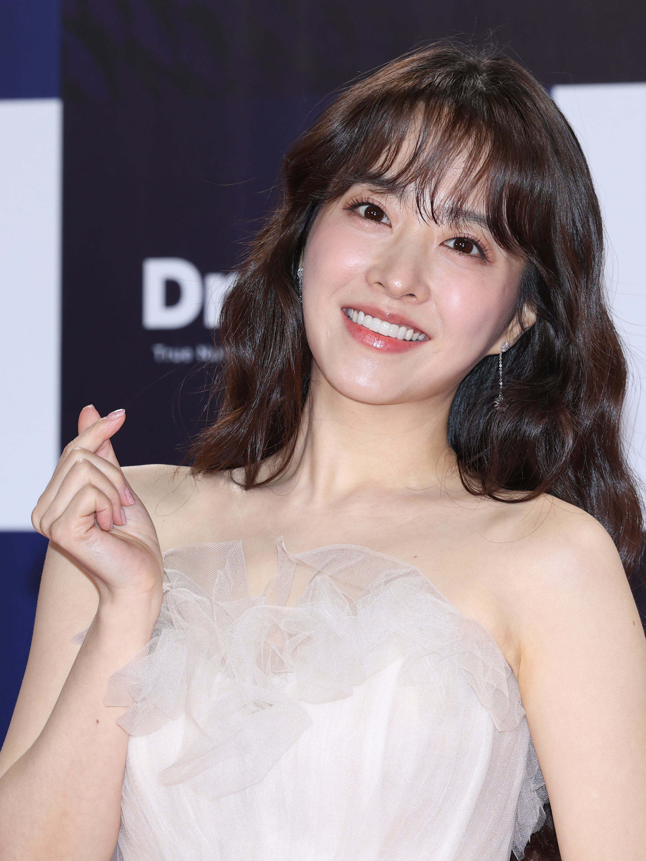 배우 박보영이 24일 오후 서울 영등포구 여의도 KBS에서 열린 '제44회 청룡영화상' 레드카펫 행사에서 포즈를 취하...