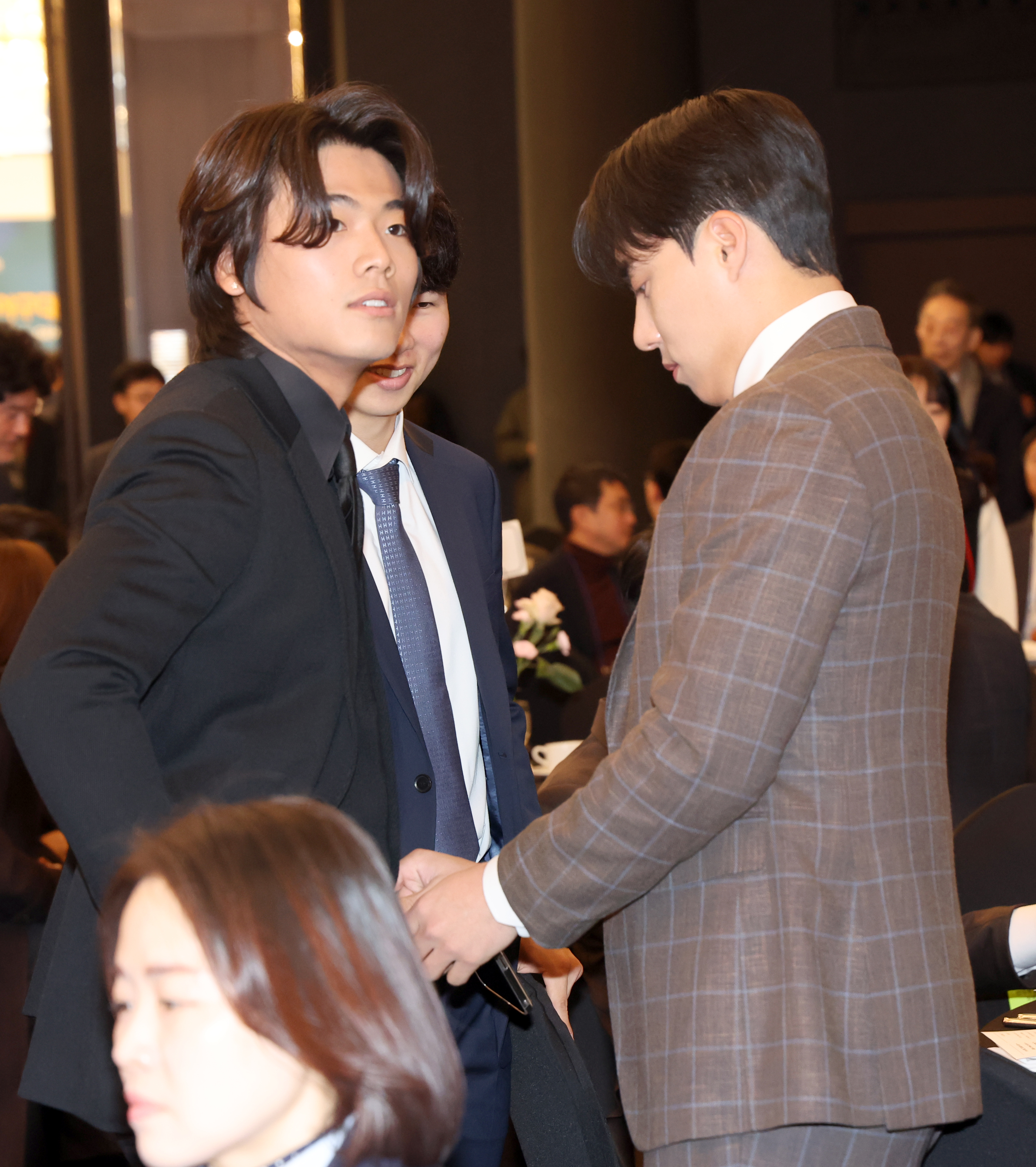 [포토]배지환 챙겨주는 원태인 - 일간스포츠