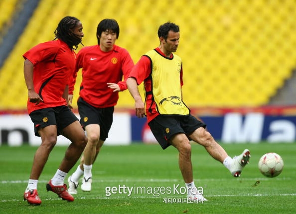 ‘That player’ next to Park Ji-sung, shaved head and bulky body…  Has changed significantly in 4 years of retirement – Daily Sports