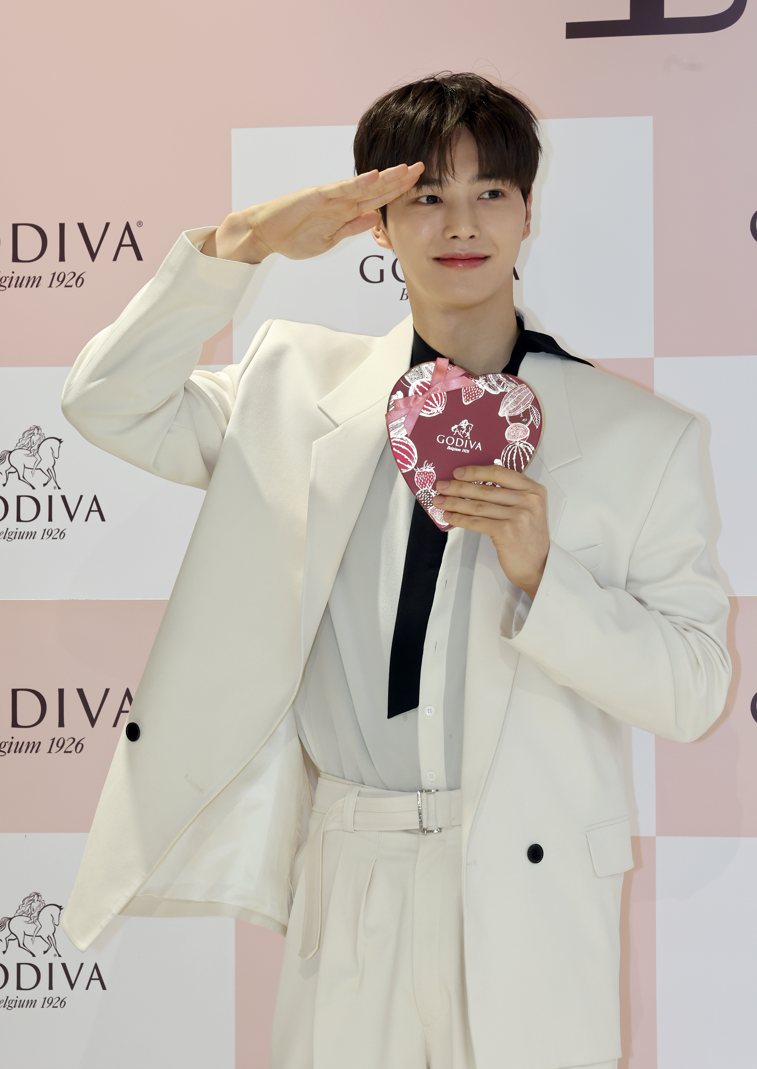 행사장에서 포즈를 취하는 송강