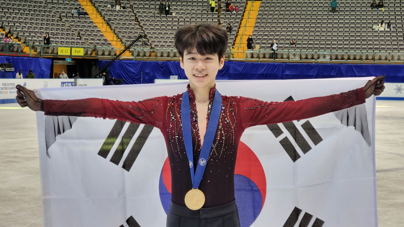 '최초 금메달→최초 2연패 도전' 서민규, 주니어 세계선수권 쇼트서 개인 최고점 1위                                