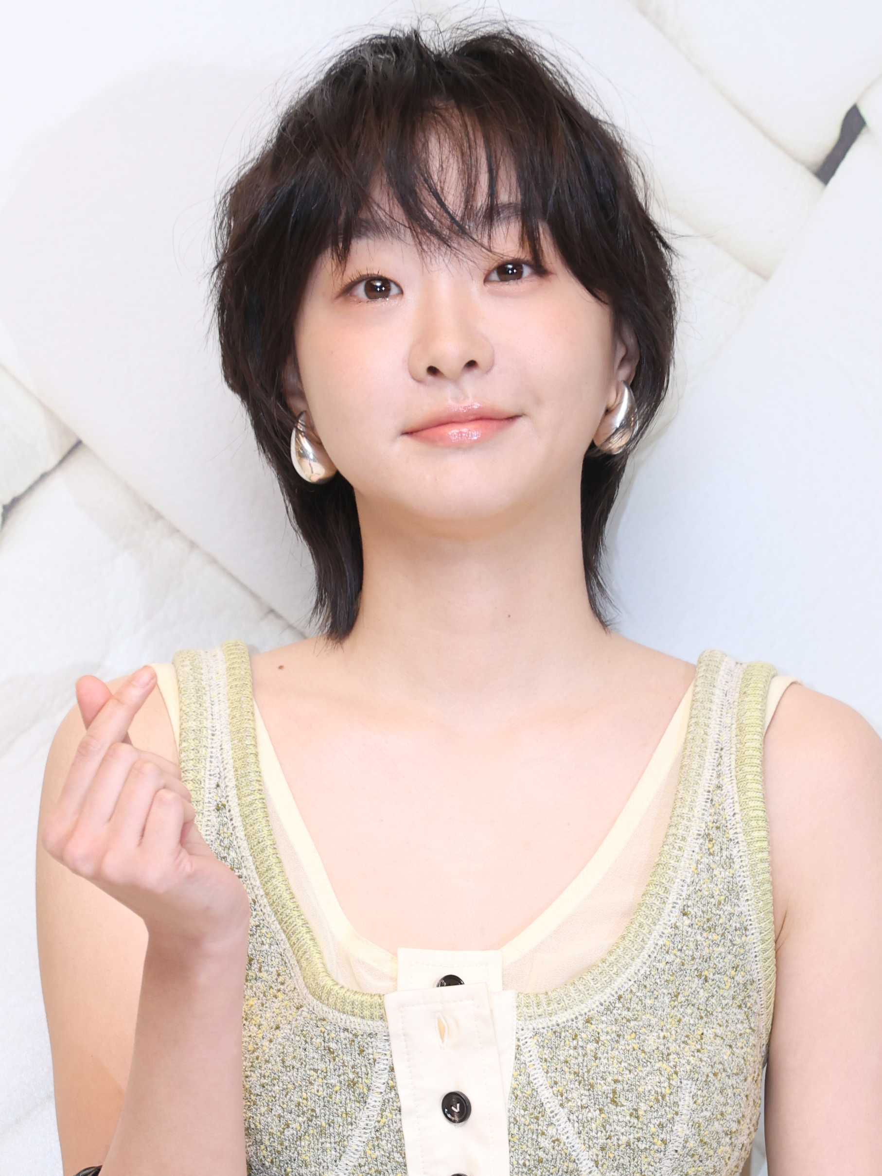 배우 김다미가 15일 오전 서울 서초구 반포동에서 열린 한 패션 브랜드 포토월 행사에 참석해 포즈를 취하고 있다.서병수 기자 qudtn...