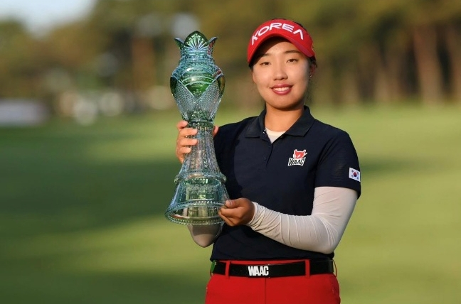 15세 프로 전향은 최초 JLPGA 메이저 새역사 쓴 이효송, 프로 전향 신기록도 작성                                