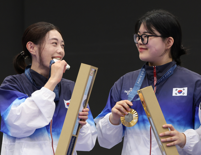 할 수 있다 되뇌인 오예진, '메달 후보 밖' 편견 격파하고 금빛 명중 [2024 파리]                                