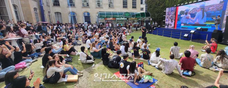 경기장 밖에서 울려퍼진 “대~한민국”…코리아하우스에서 펼쳐진 단체 응원                                