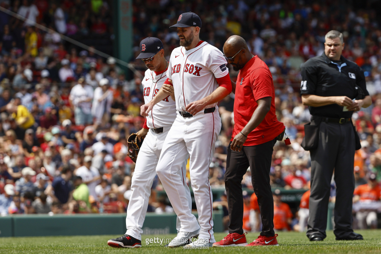 트레이드 영입한 MLB 73승 베테랑, 종아리 부여잡고 쓰러져 터지는 걸 느꼈다                                