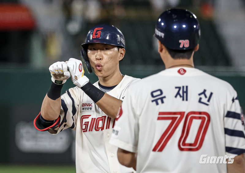 같은 내야수 멘탈 흔든 주루...박승욱, 롯데 역전승 '언성 히어로' [IS 피플]                                