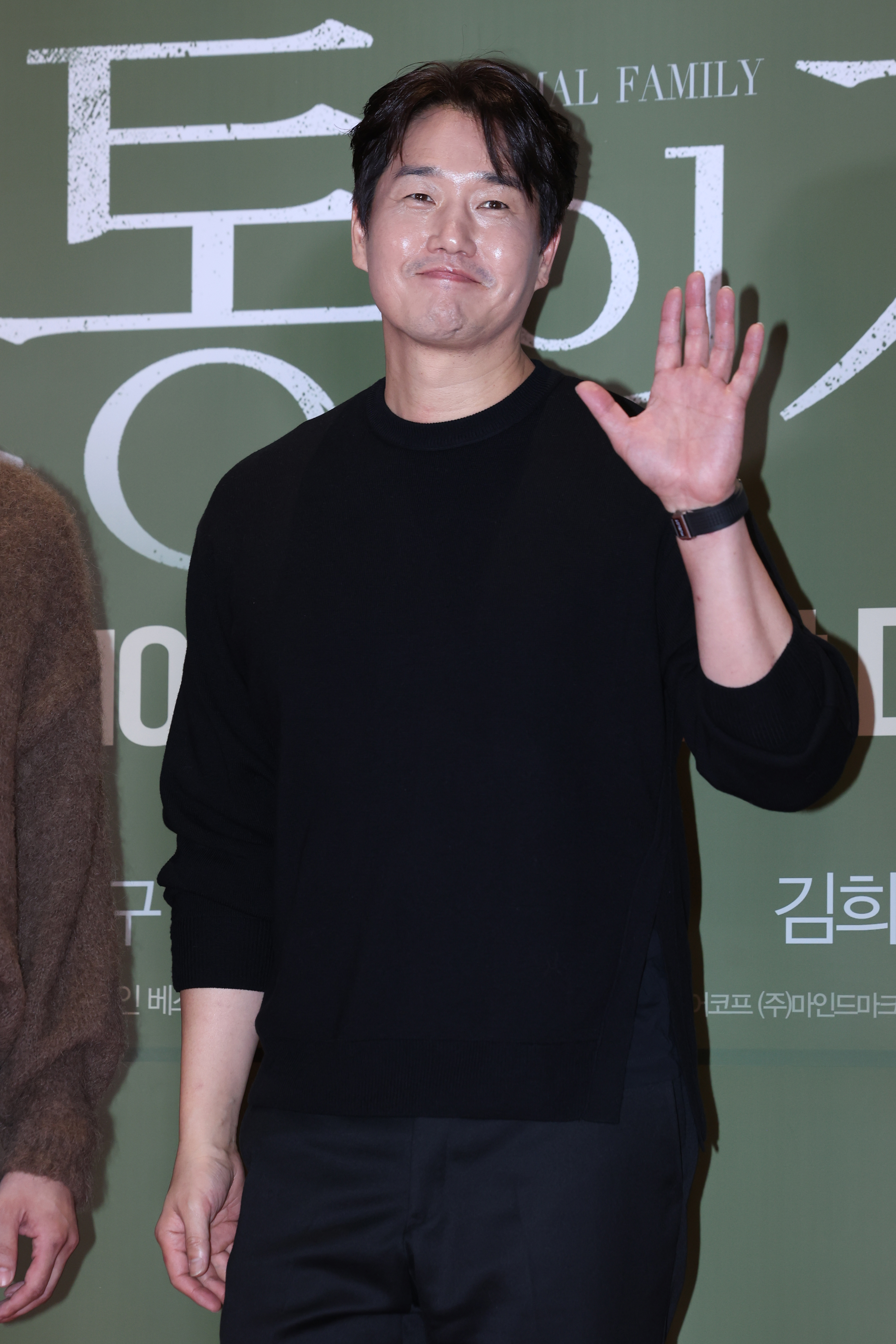 유지태, 母 오랜 꿈 이뤘다…요양원 건립 지원 - 일간스포츠