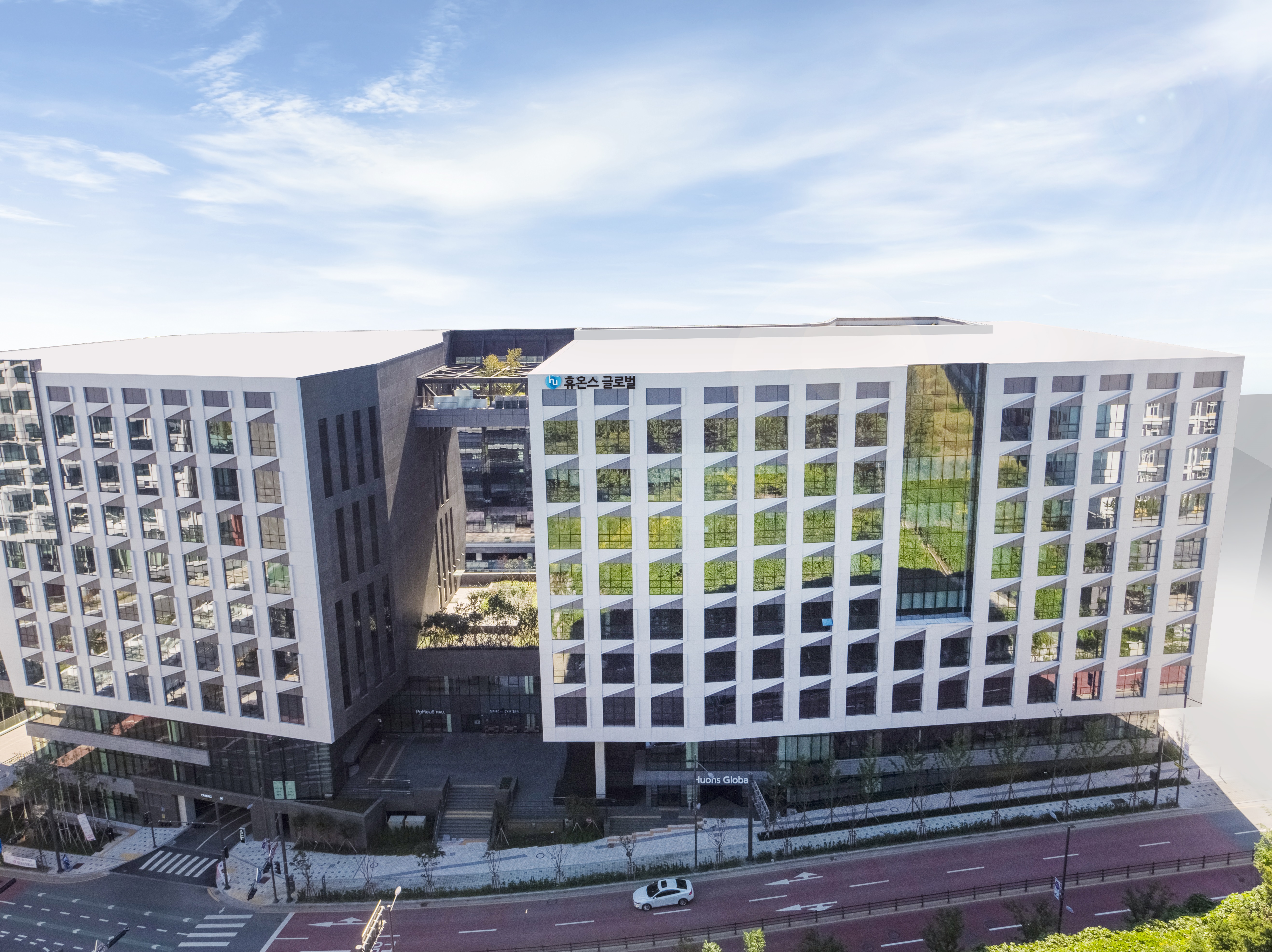 휴온스, 전 사업 부문 성장...분기 최대 매출 1560억 기록 - 일간스포츠