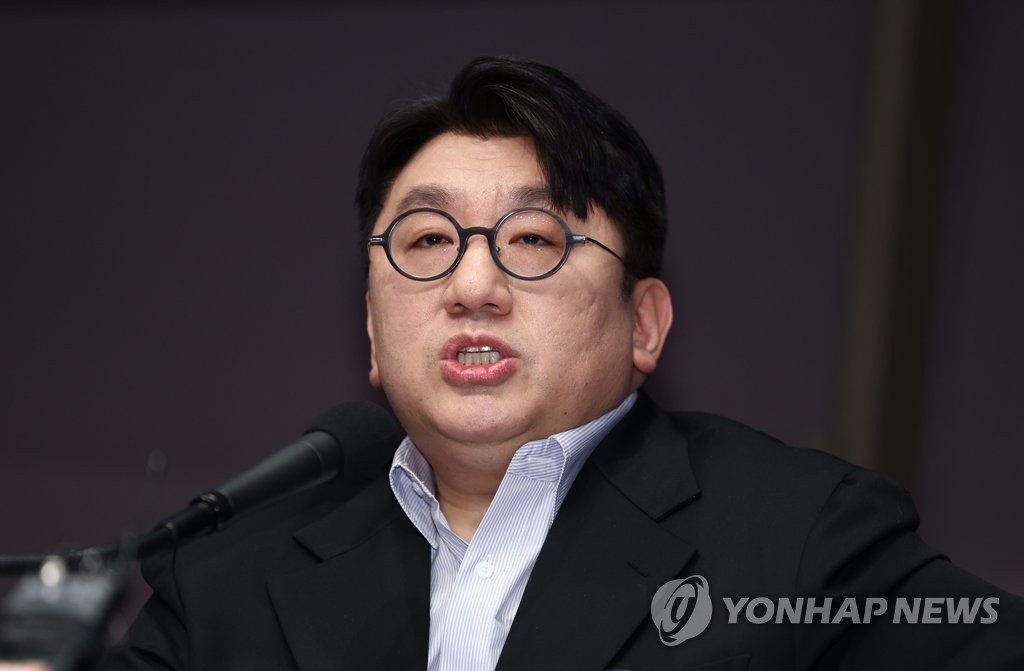 방시혁, PEF 협약 논란... 측근들 세워 수익 챙겼나 [왓IS] - 일간스포츠