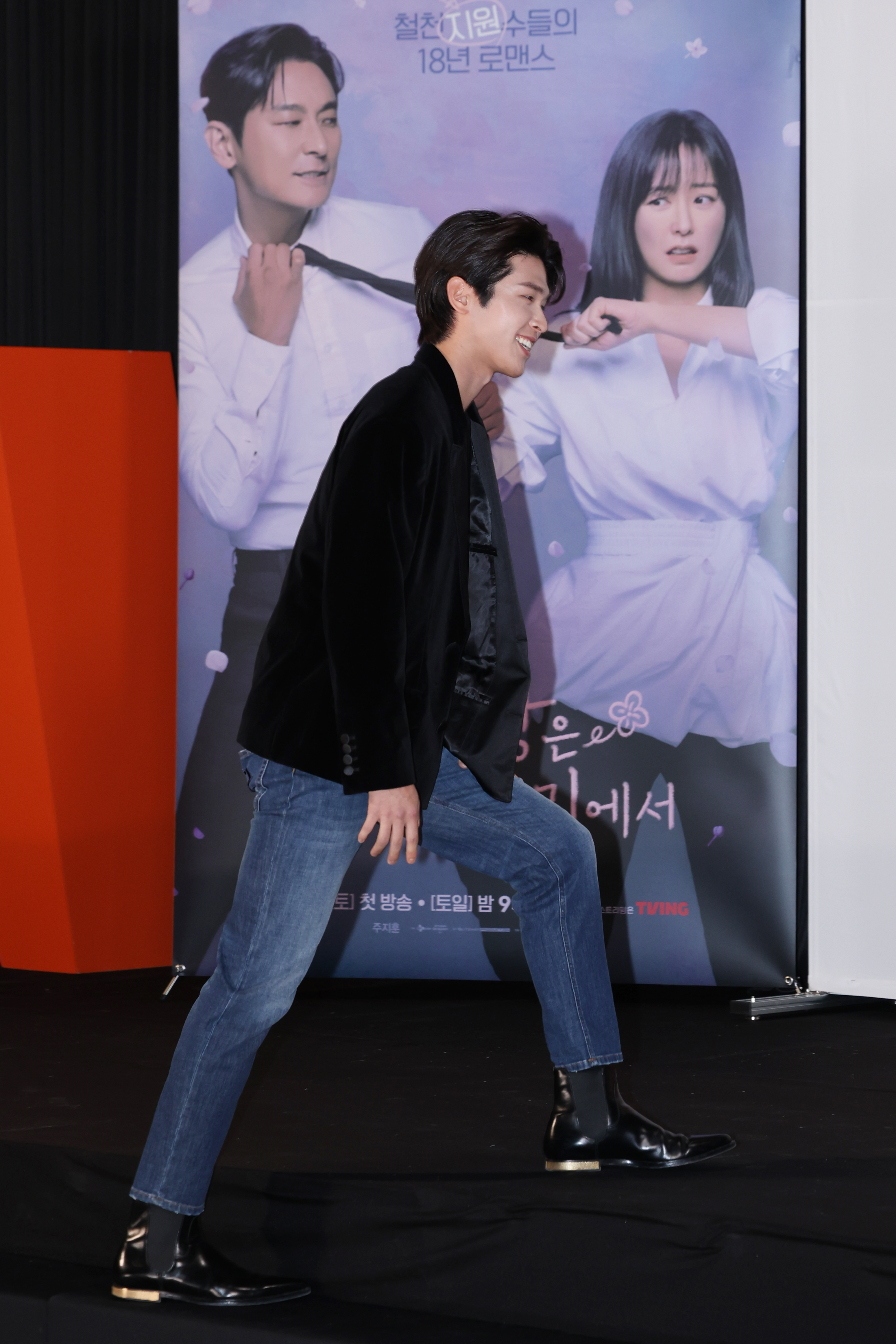 포토] 설레이는 마음 안고 입장하는 이시우 - 일간스포츠