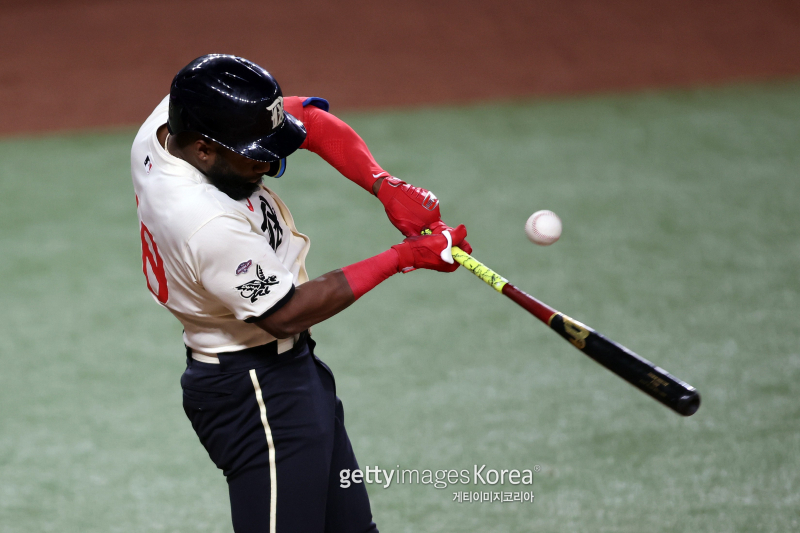 마이너 통산 104홈런 강타자, NPB 히로시마와 3년 총액 81억원 계약설                                