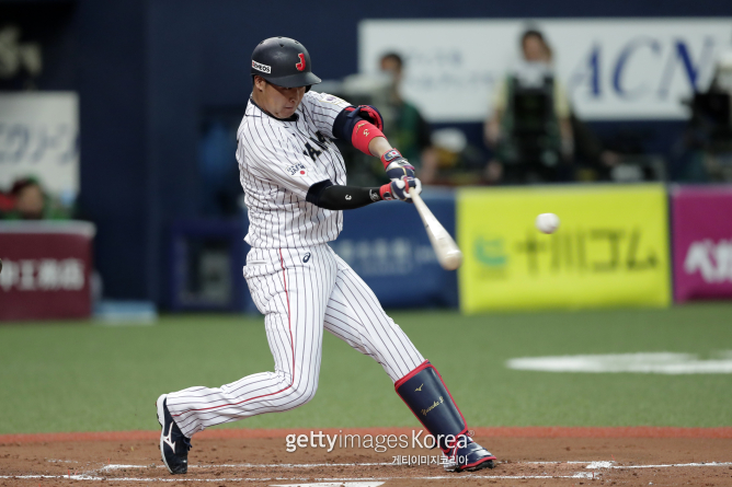 'NPB 세기의 이적 종결' 명문 요미우리 244억원 거절한 '한신 낭만남'                                