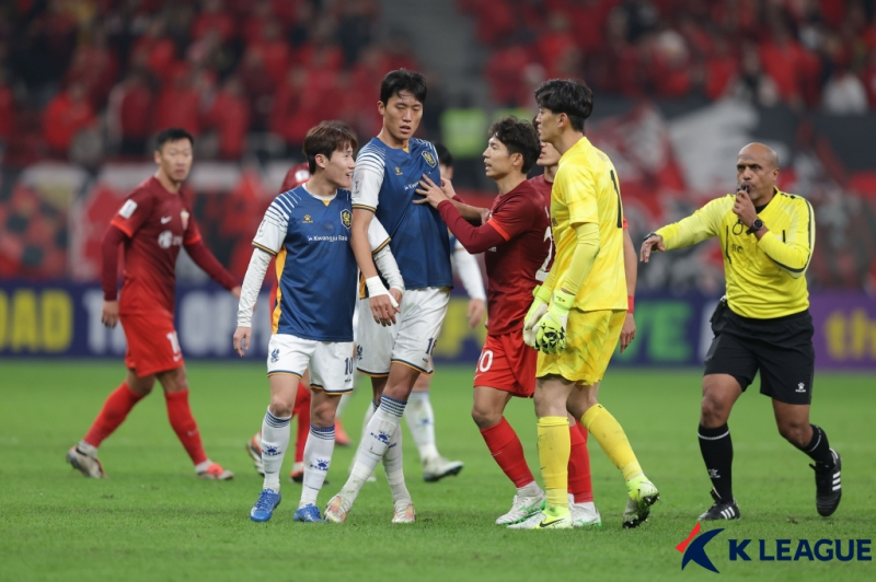 中 깡패 축구→이정효 분노…광주, ‘오스카 골’ 상하이와 1-1 무→2위 사수                                