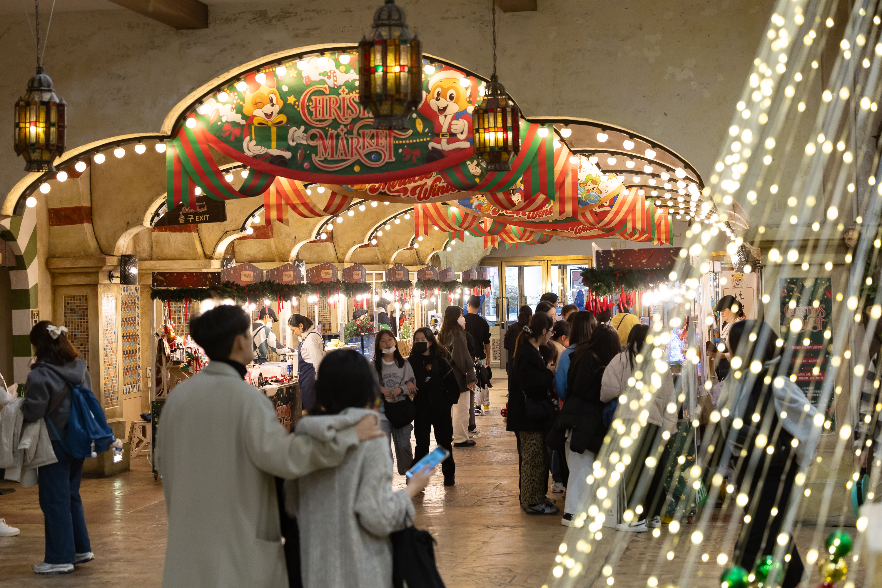 맵핑쇼부터 마술 공연까지…롯데월드로 떠나는 겨울 나들이 - 일간스포츠