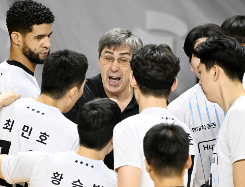 동료끼리 충돌·공 처리 미루다 실점...현대캐피탈 17연승 실패 이유                                