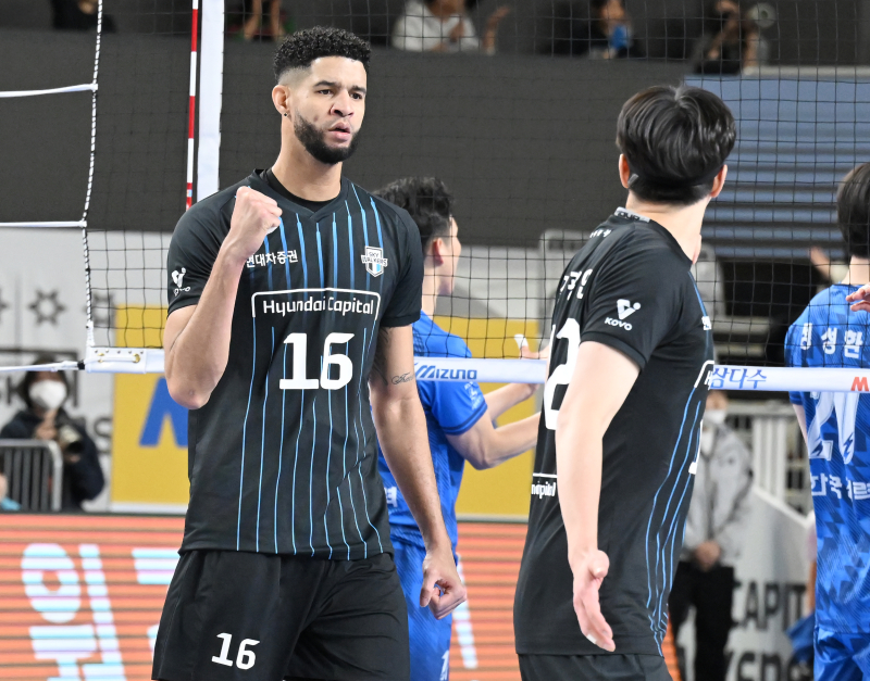 ‘연패는 없다’ 현대캐피탈, 한국전력 3-1 꺾고 승점 70 고지…레오 역대 2번째 6500점 돌파                                