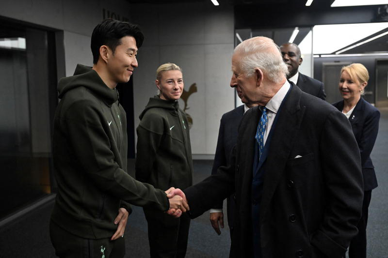 찰스 3세 국왕 만난 캡틴 손흥민 어려움 겪지만 노력 중                                