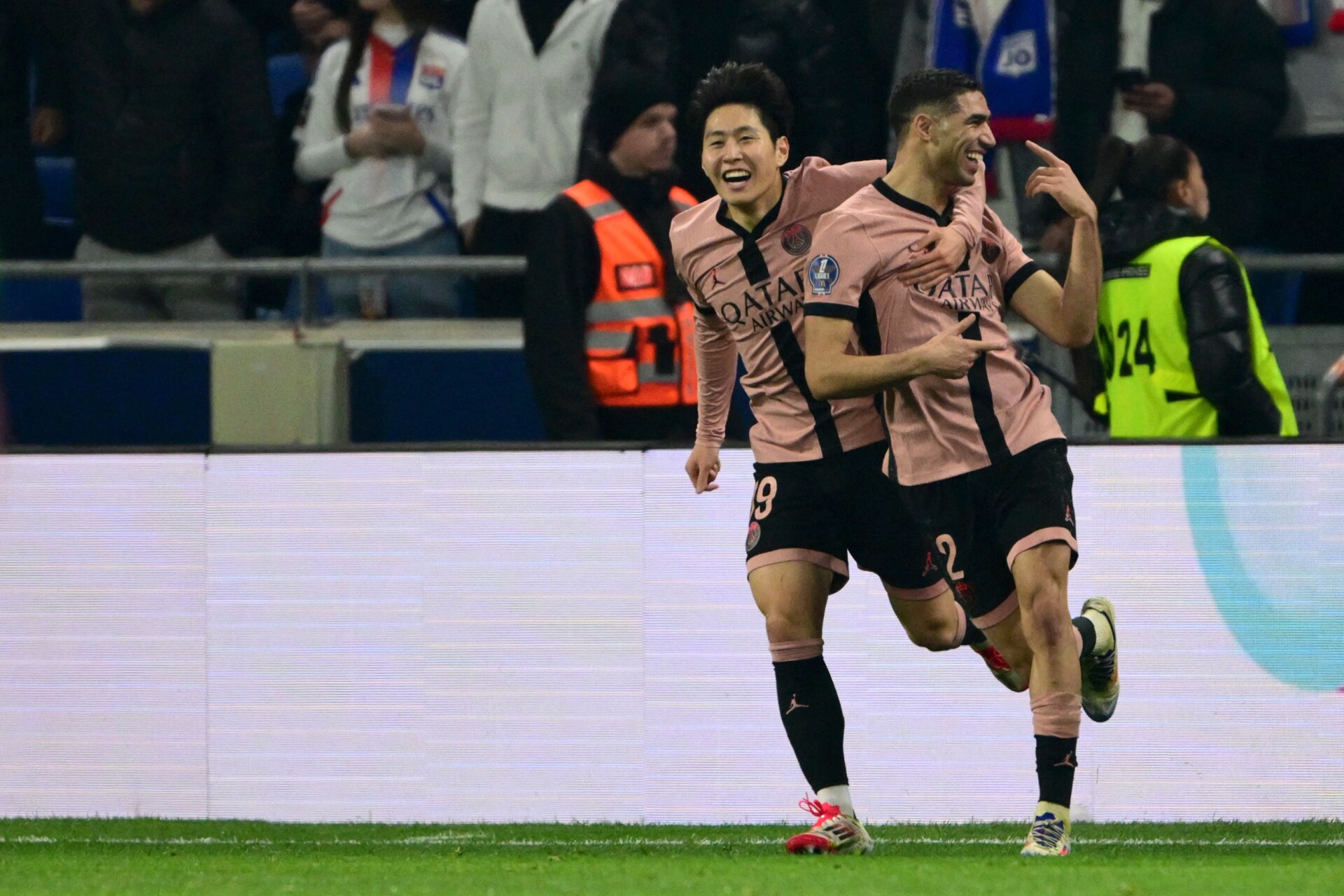 Lee Kang's Winning Goal Assist in PSG's 3-2 Victory Over Lyon - News Directory 3