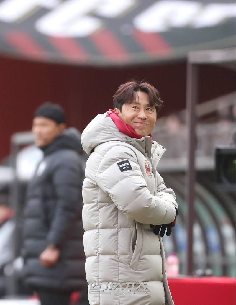 [IS 수원] 김은중-김기동 감독이 본 수원종합 잔디는…“좋지는 않아”                                