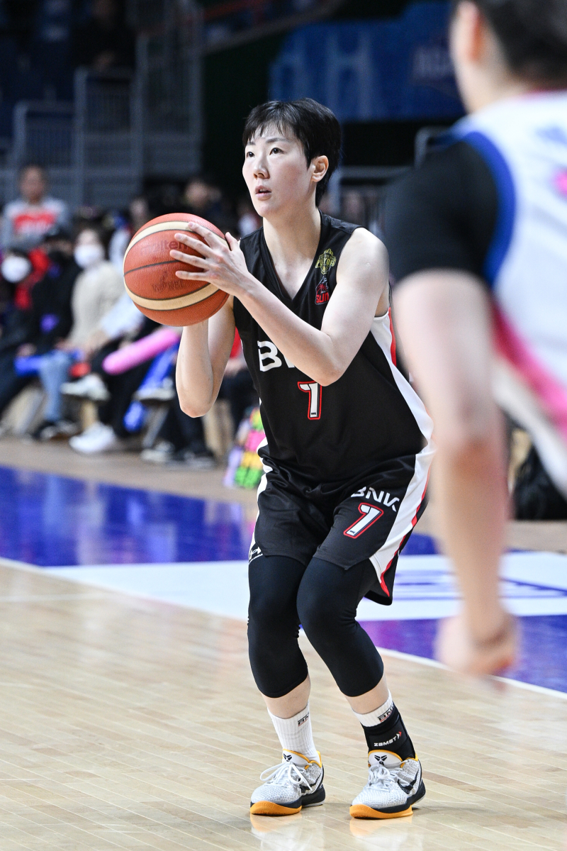 3점슛 11개·성공률 46%…승부 가른 ‘완전체’ BNK 썸 집중력                                