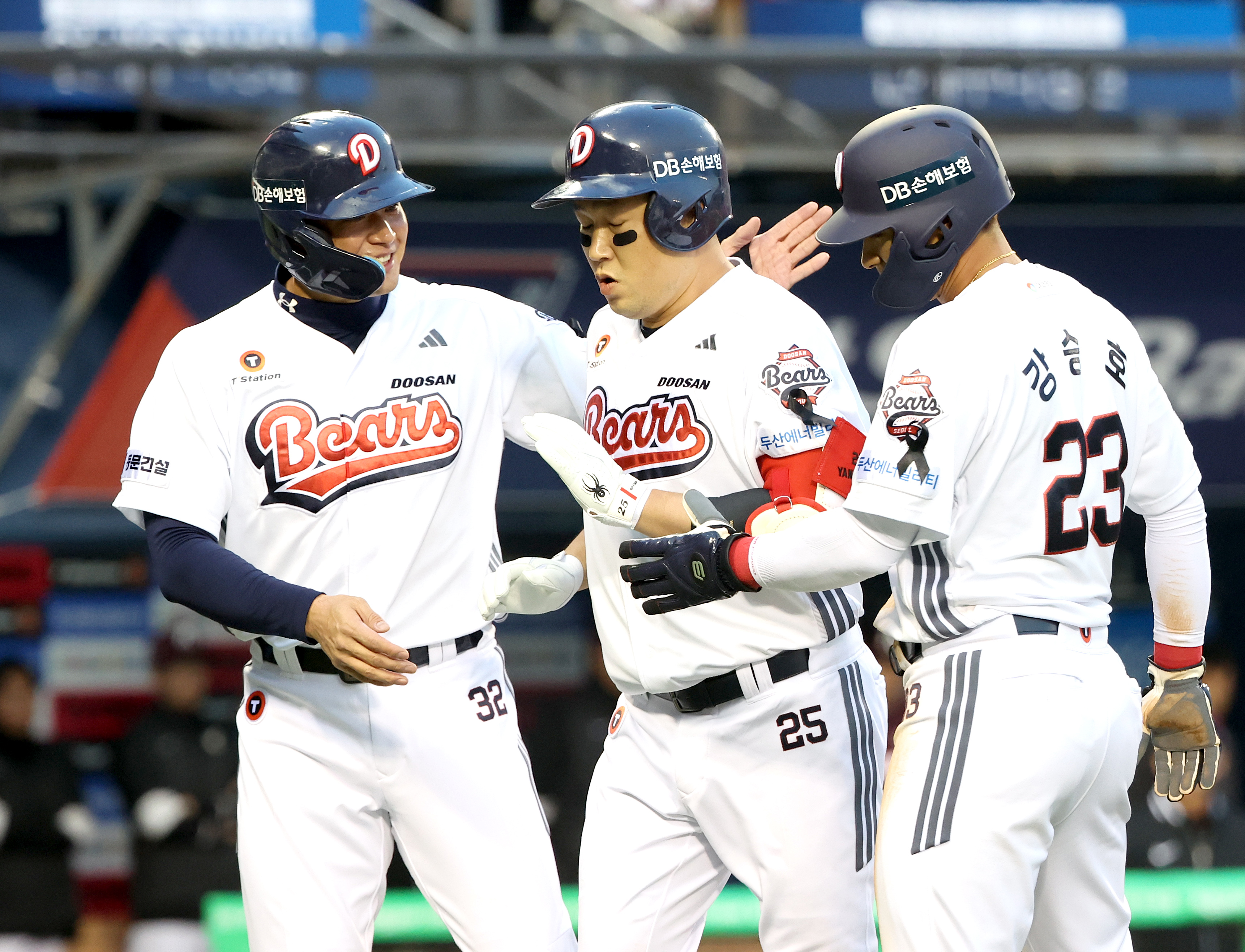 2025 KB0리그 프로야구 두산베어스와 키움히어로즈의 경기가 3일 오후 서울 잠실야구장에서 열렸다.<br /> 1회말 2사 1,2루 양의지가 스리런홈런을 치고 홈인해 선행주자의 축하를 받고 있다.<br /> <br /> 잠실=김민규 기자 mgkim1@edaily.co.kr /2025.04.03/