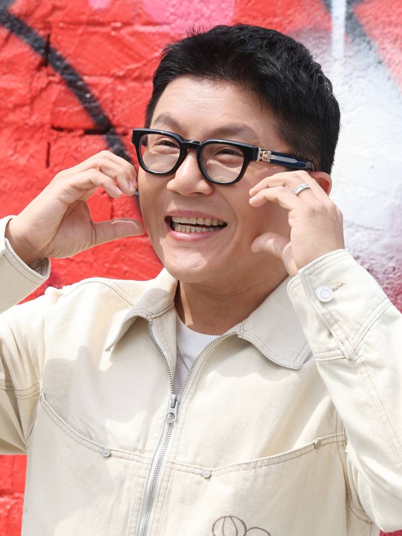 조세호, 방송 이어 패션 브랜드도 철수