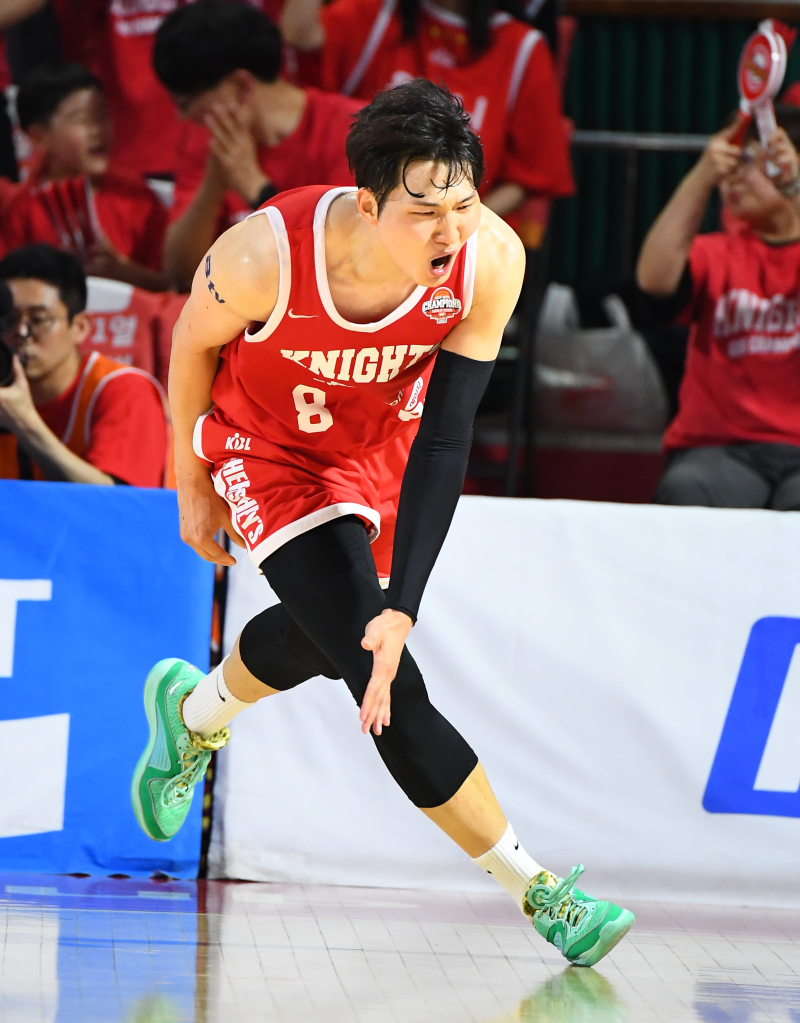 [IS 스타] ‘부담감’ 털어낸 MVP 안영준…“창원 도서관 만들겠다”                                