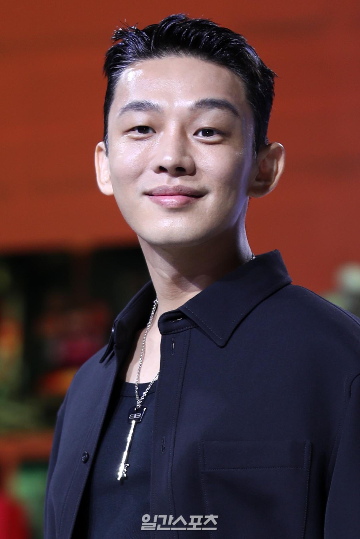 유아인, ‘호프’ VIP 시사회서 포착…모자 눌러쓴 채 환한 미소 [왓IS]