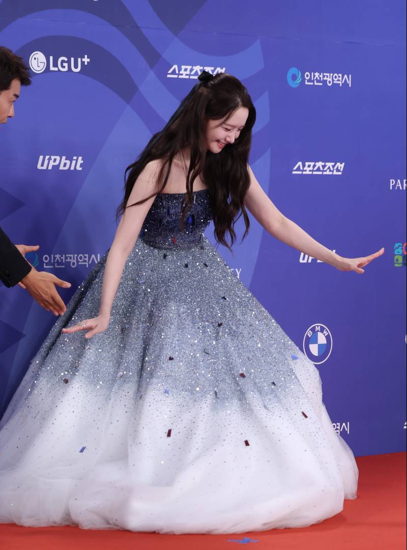 윤아, 레드카펫 꽈당에도 '우아함' 빛났다