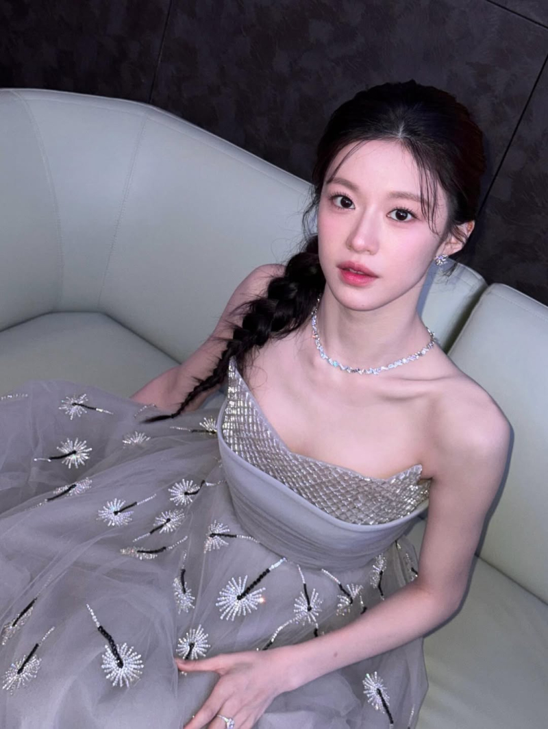 고윤정, 실버 드레스 우아美 '시선강탈'
