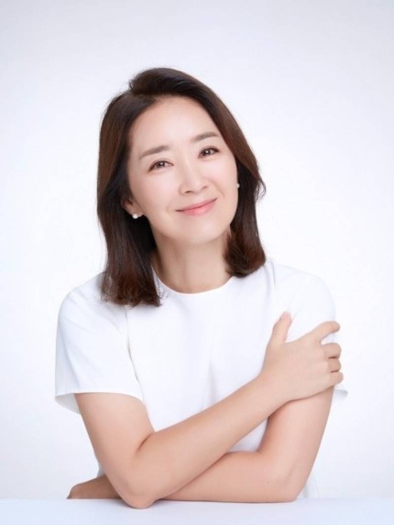 윤유선, 로스쿨 교수 임용… 에스콰이어 공개
