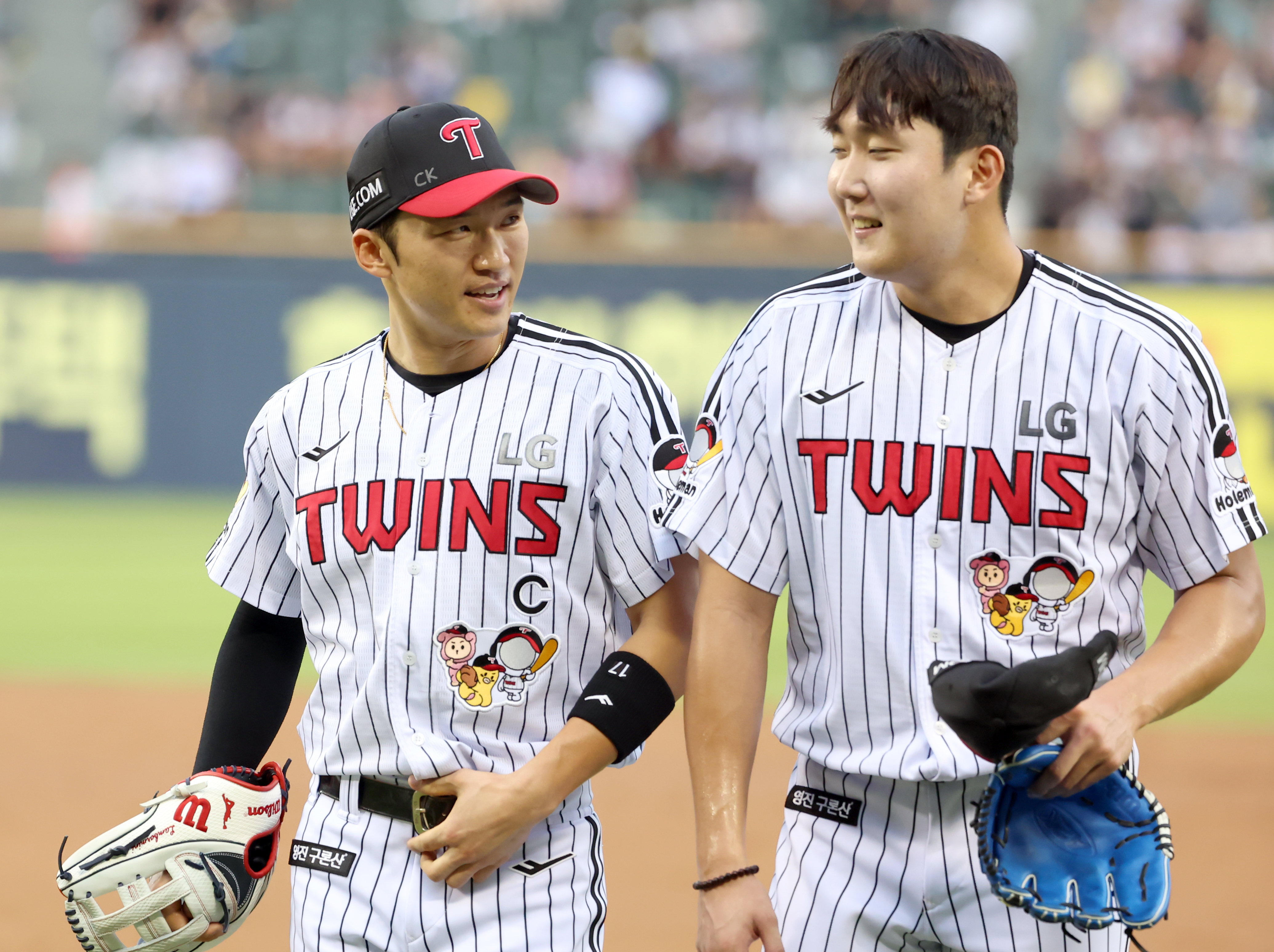 [포토] 손주영, 호수비 박해민과 함께 - 일간스포츠