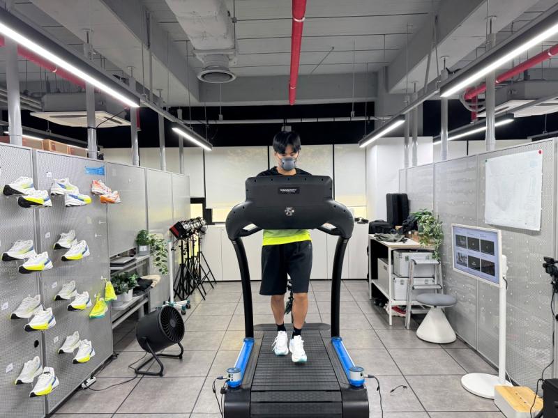 다이나핏, '50년 역사' 신발연구소 노하우로 '3D FOOT SCAN' 서비스 ... - 뉴스 썸네일 이미지