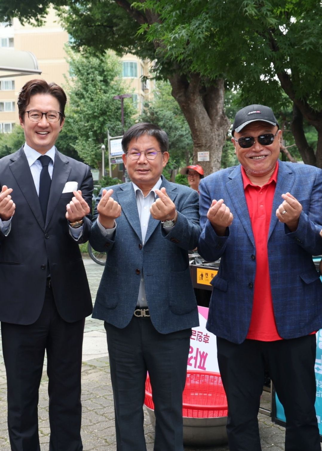 정준호·김흥국, 선한 영향력…마포구 어르신 위한 짜장면 600인분 봉사 - 일간스포츠