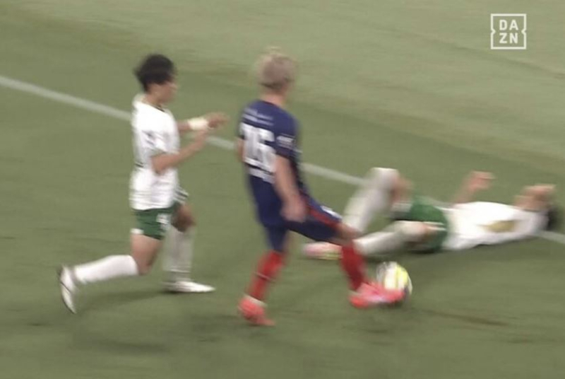 日 축구, 쓰러진 상대 가격 '스포츠맨십 실종'