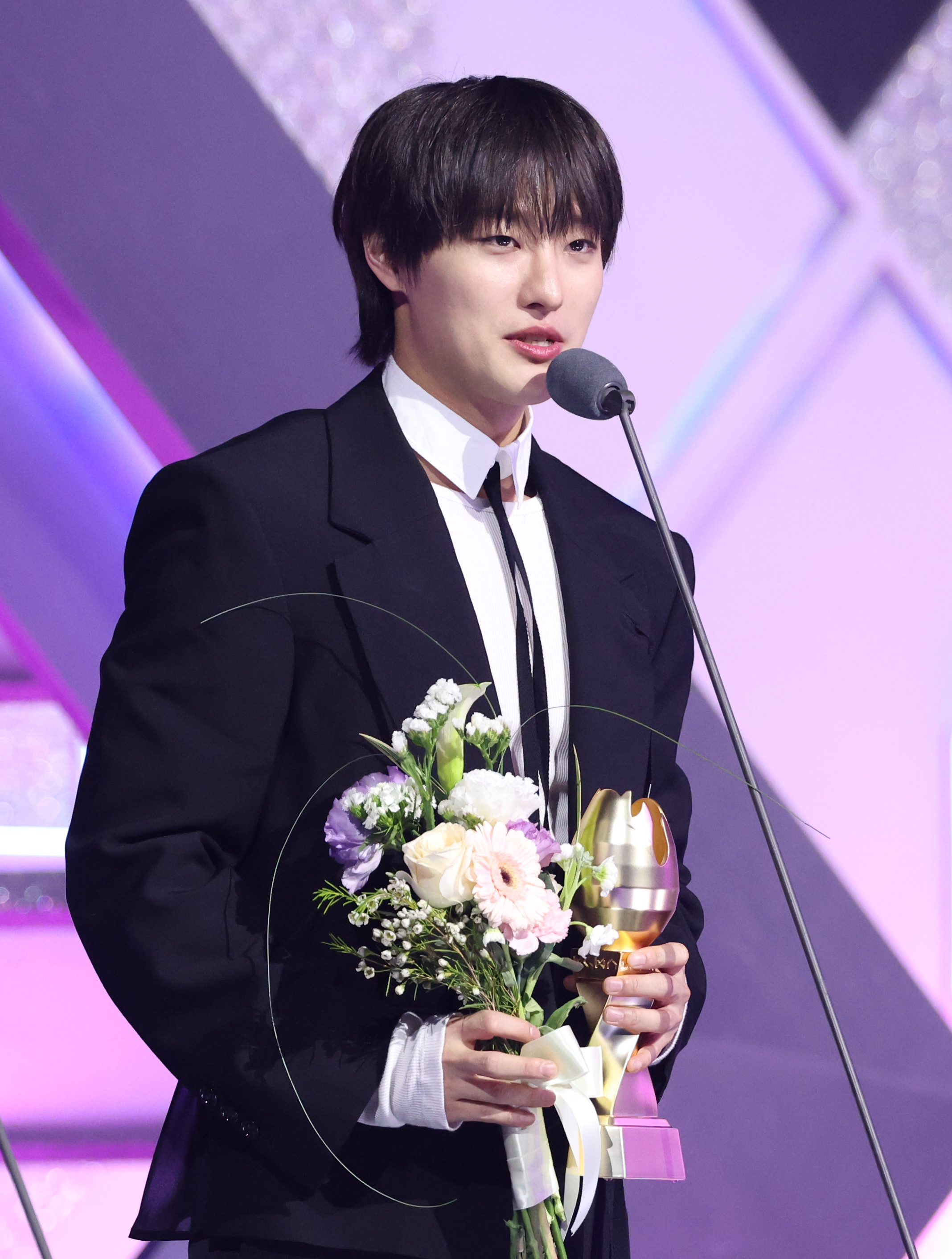 우즈, 베스트 메모리 수상 “계속 반짝이도록 노력할 것” [2025 KGMA] - 일간스포츠