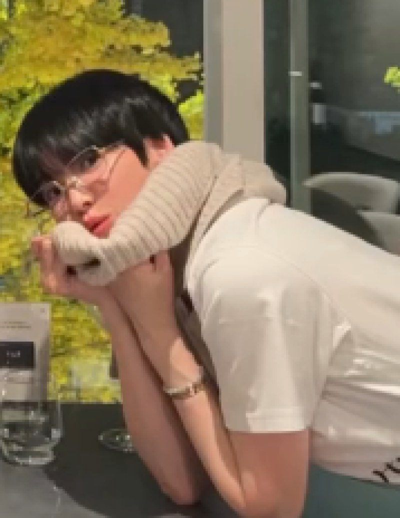 송혜교, 숏컷으로 미소년 변신