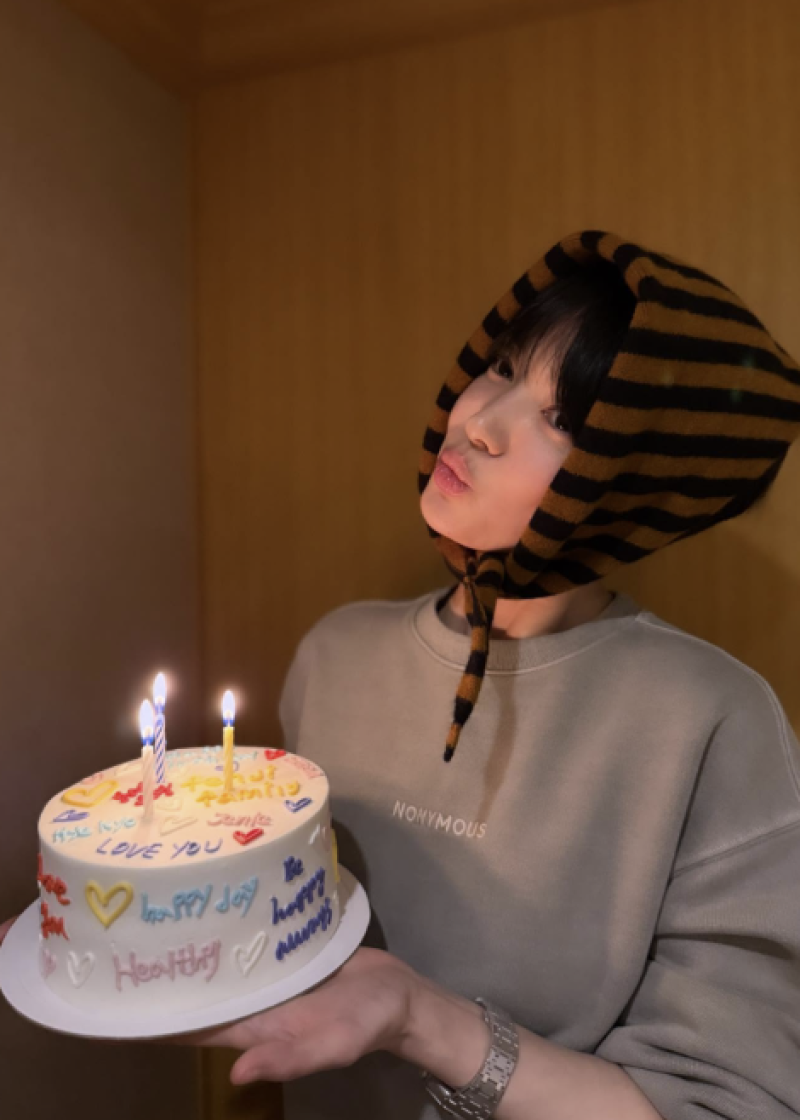 송혜교, 44세 생일 케이크와 레전드 동안