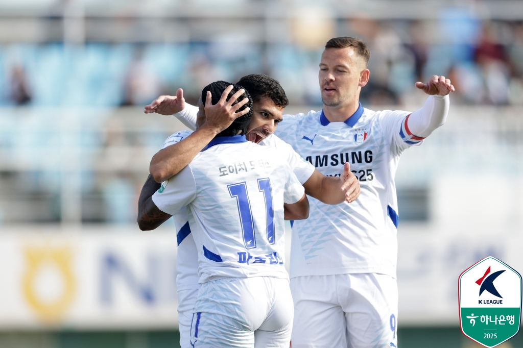 수원 선수단의 골 세리머니