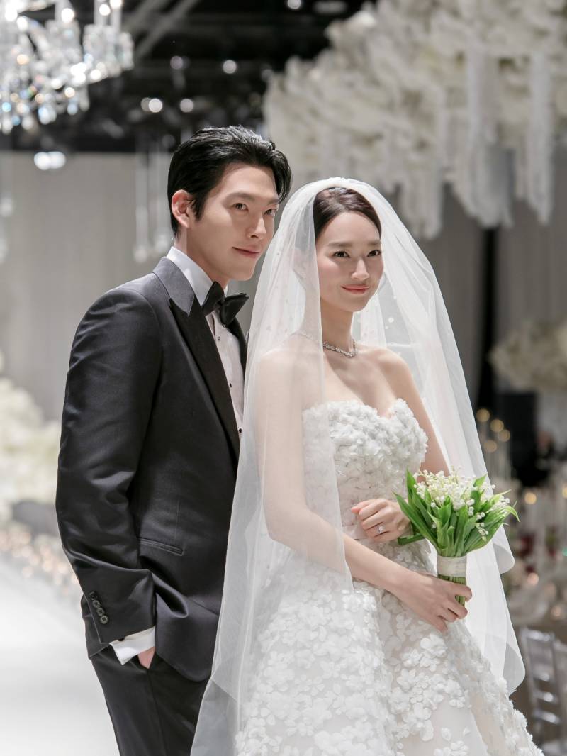 신민아♥김우빈, 비주얼 본식 사진 공개