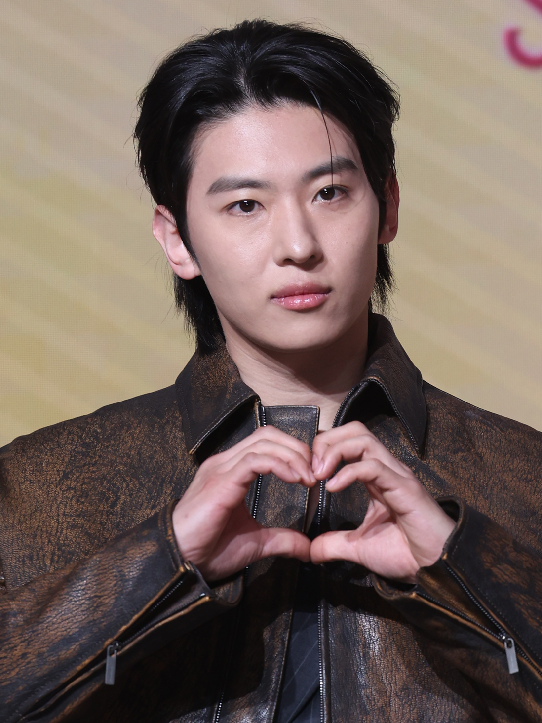 포토] 덱스, 도도한 손하트 - 일간스포츠