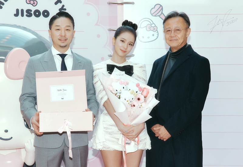 뮤즈엠, 'HELLO KITTY X JISOO'로 아티스트·캐릭터 IP 결합 - 뉴스 썸네일 이미지